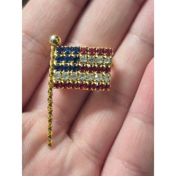 Unbranded Jewelry - Vintage Rhinestone American Flag Brooch - Gold Tone Twisted Pole - Patriotic Pin